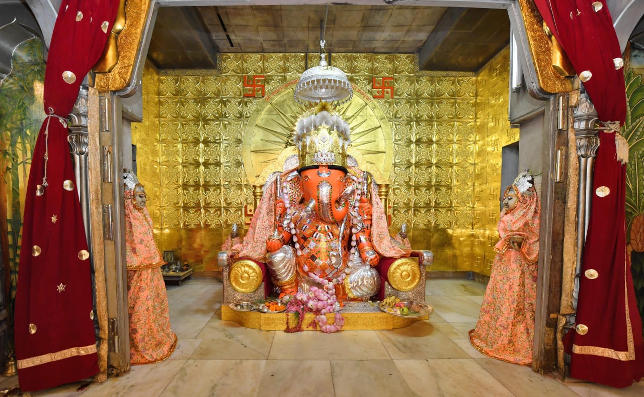 जयपुर के मोती-डूंगरी गणेश मंदिर में भगवान गणेश को विशेष श्रृंगार में स्वर्ण मुकुट पहनाकर चांदी के सिंहासन पर विराजमान किया गया। महंत परिवार की ओर से तैयार कराया गया नौलखा हार भी गणपति को धारण करवाया गया है।