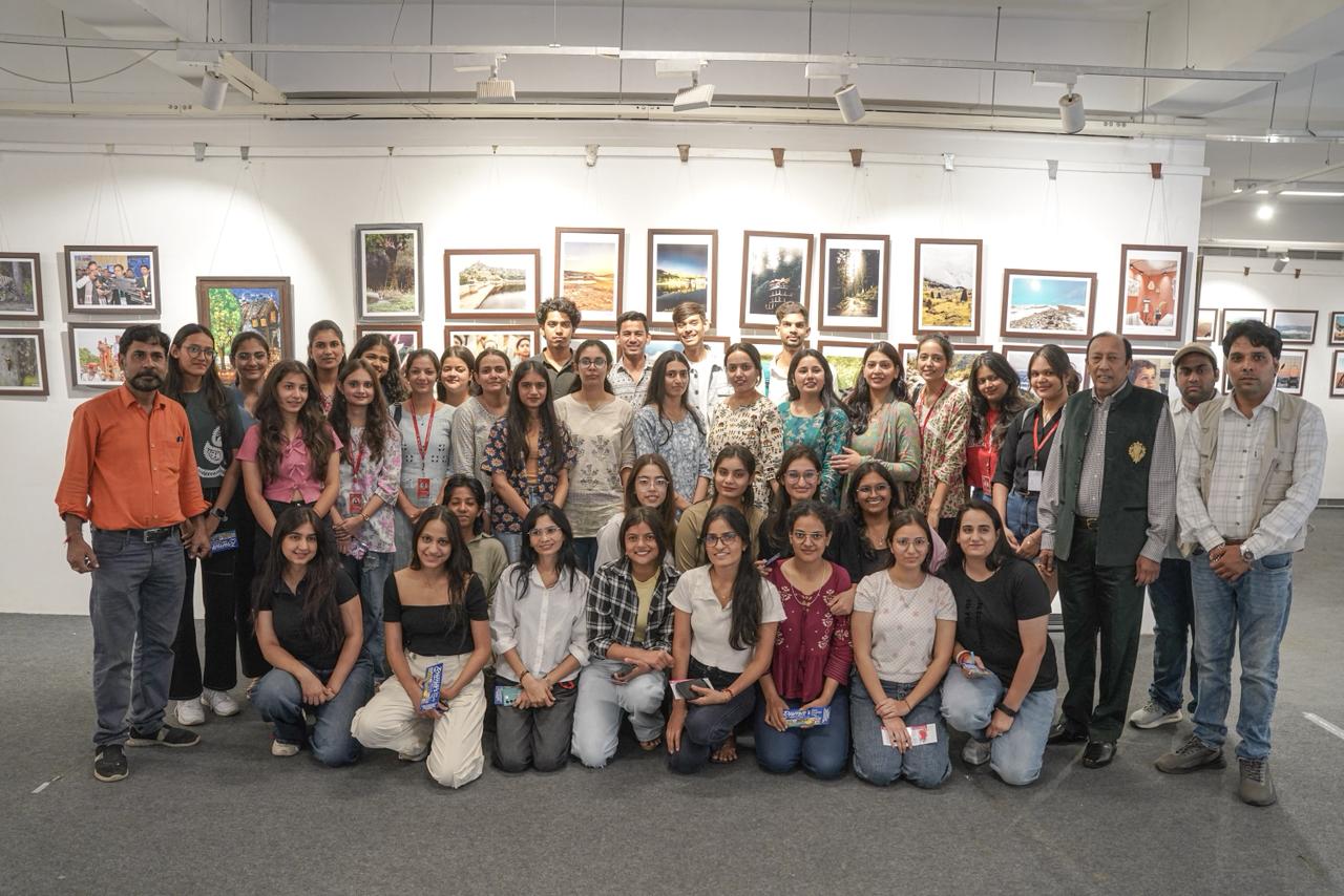 प्रदर्शनी में राजदीप शर्मा द्वारा पोर्ट्रेट फोटोग्राफी सेशन भी आयोजित किया गया, जिसमें कॉलेज स्टूडेंट्स ने तकनीक सीखी और पुरस्कार भी जीते।