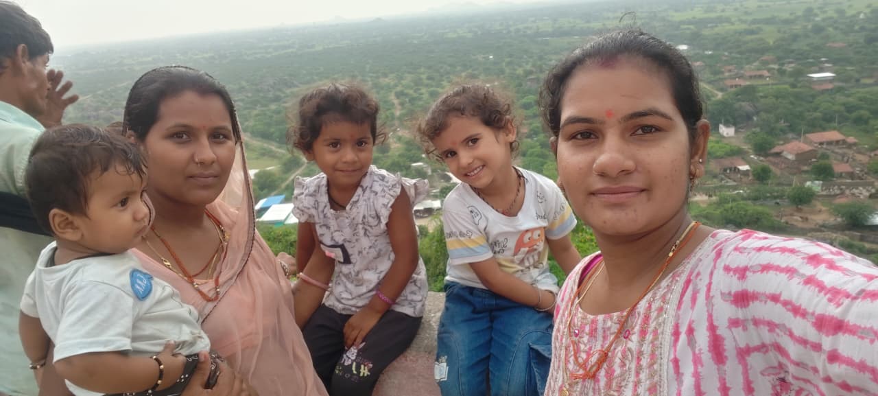 ममता और चंदा ने बच्चों के साथ देवमाली गांव में सेल्फी ली थी, जो उनकी आखिरी याद बन गई।