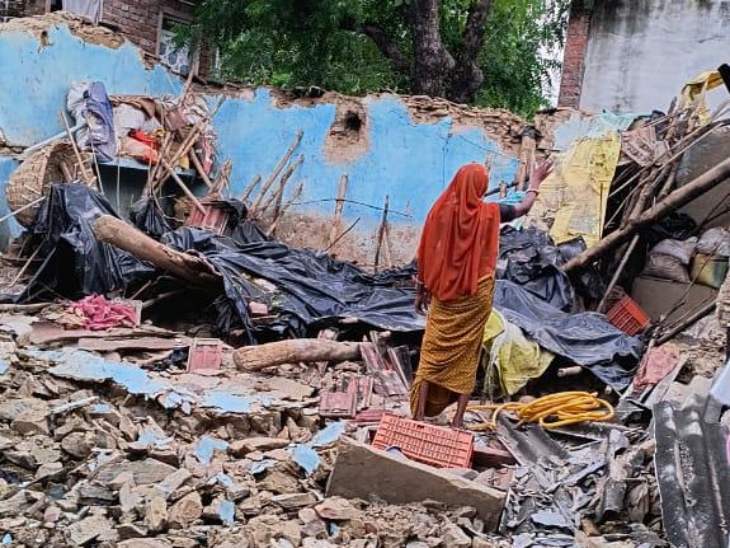 बूंदी जिले के नैनवां के देई गांव में बारिश के दौरान कई मकान ढह गए थे।