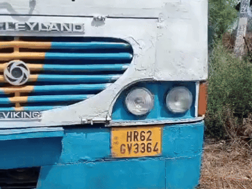 रोडवेज बस, जिसका टायर फटा। - Dainik Bhaskar