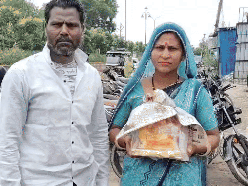 गणपति की मूर्ति ले जाते भक्त।
