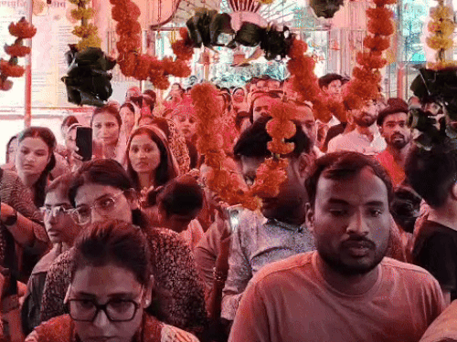 मंदिर में सुबह से भक्तों की कतारें लगी