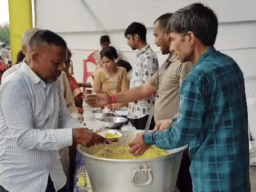 खड़े गणेश मंदिर के बाहर सेठ भामाशाह युवा मंडल द्वारा भंडारा लगाया गया है।