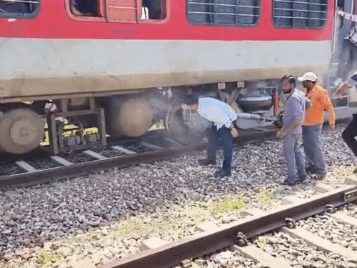 नोखा रेलवे स्टेशन से एक किलोमीटर पहले आउटर सिग्नल पर ट्रेन को तुरंत रोक कर अग्निशमन यंत्रों की मदद से स्थिति पर काबू पाया गया।