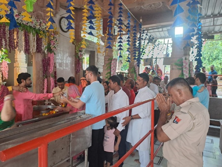 नागा बाबा बगेची के गणेश मंदिर में श्रद्धालुओं के साथ ड्यूटी पर तैनात पुलिसकर्मी ने भी दर्शन किए।