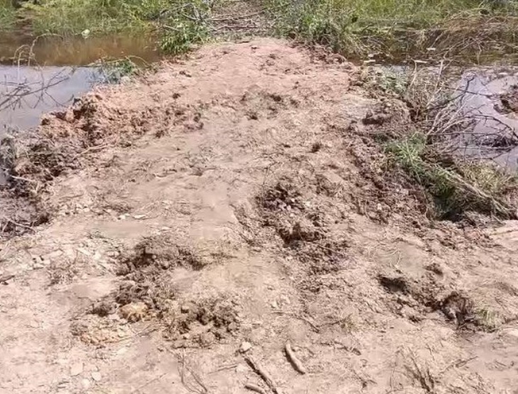 जेसीबी से मिट्‌टी डालकर बनाया गया कच्चा रास्ता।