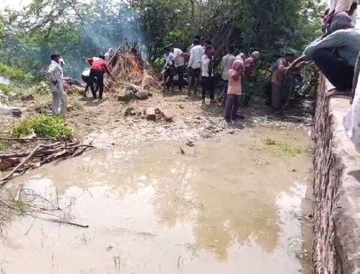 पानी में मिट्‌टी डालकर सुखी जगह बनाई फिर उस पर बॉडी रखकर ग्रामीणों ने किया अंतिम संस्कार।