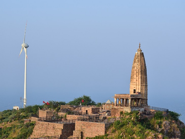सीकर में हर्ष पर्वत प्रमुख पर्यटन स्थल है, जहां रोजाना हजारों की संख्या में लोग घूमने आते हैं।