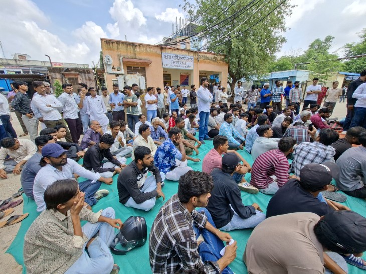 एसके हॉस्पिटल की मॉर्च्युरी के बाहर धरना लगाकर बैठे ग्रामीण और कई संगठनों के लोग।