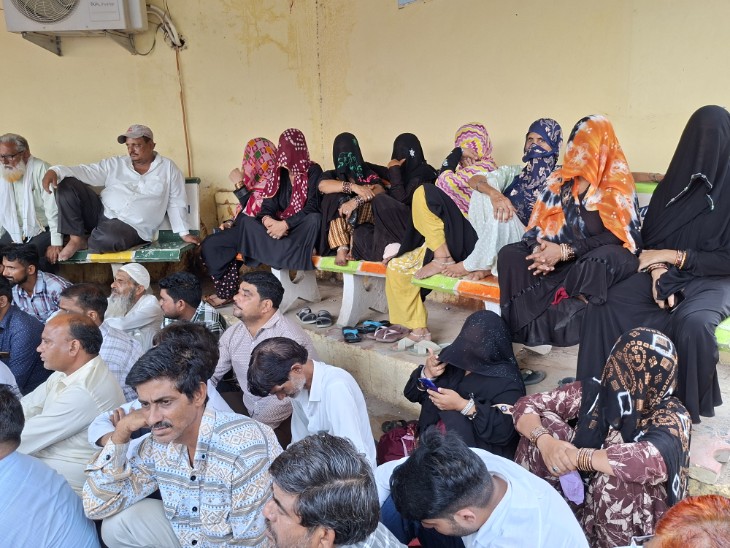 हॉस्पिटल में परिजन व महिलाएं भी धरने पर बैठी हैं।