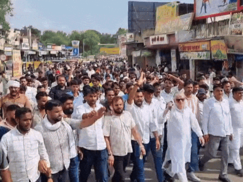 आक्रोश रैली निकालते हुए लोग।