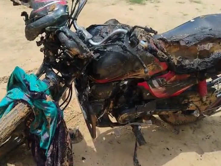 सिलेंडर में ब्लास्ट होने के बाद जली हुई बाइक।