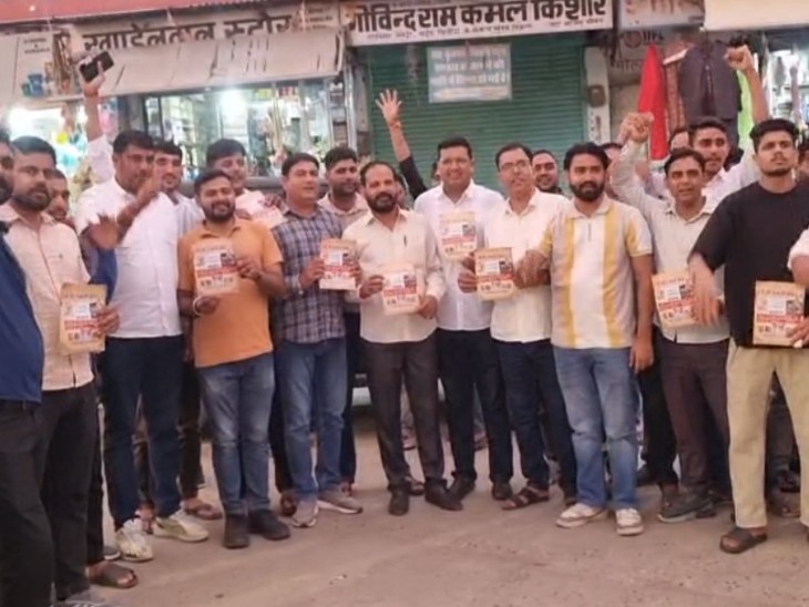 आरएलपी कार्यकर्ताओं ने जाट बाजार में एक दूसरे को मिठाईयां खिलाई और हनुमान बेनीवाल जिंदाबाद के नारे लगाए।