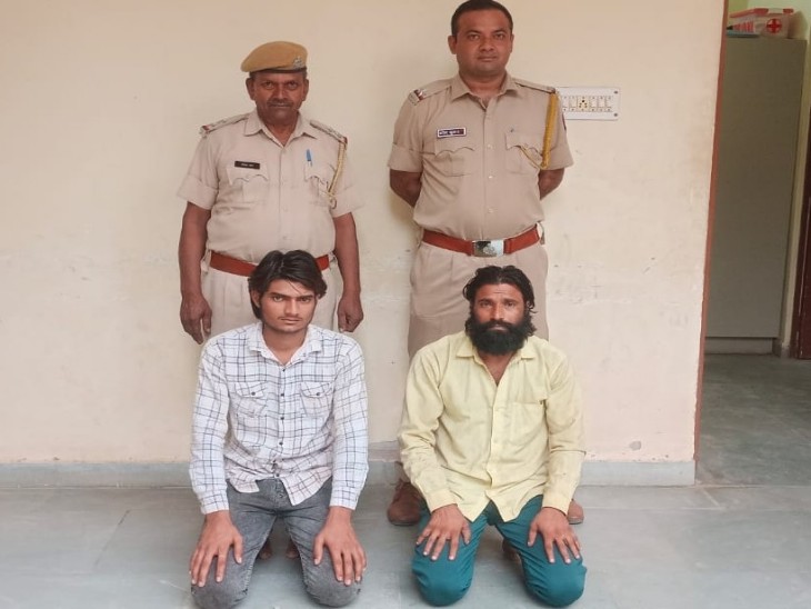 पुलिस की हिरासत में आरोपी।
