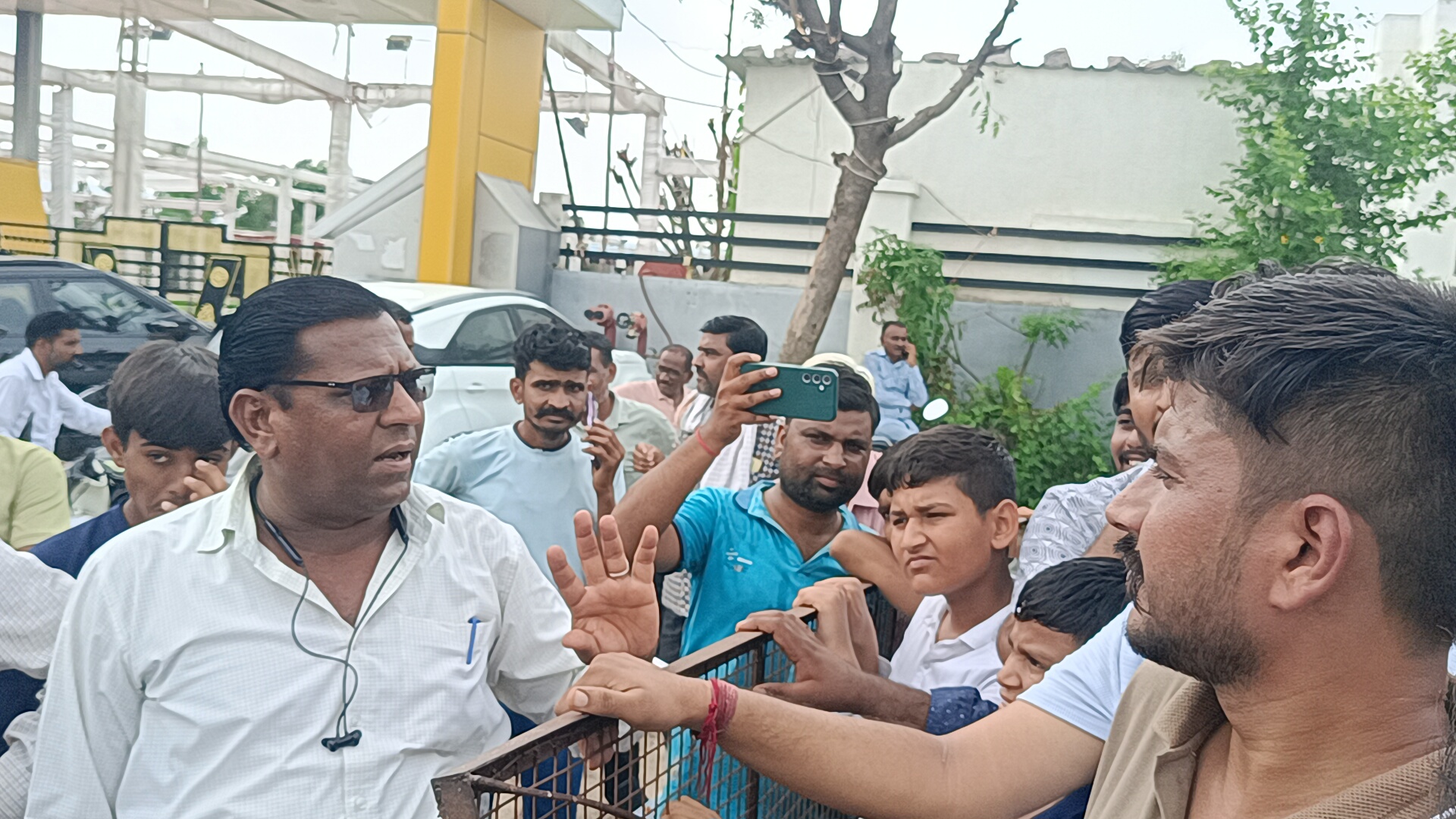 समझाइश के लिए पहुंचे नगर परिषद के राजस्व अधिकारी को लोगों ने घेर लिया।