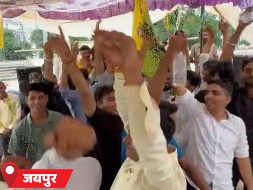 शहीद स्मारक पर नाचकर खुशी का इजहार करते युवा बेरोजगार।