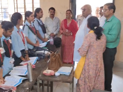 दिलावर ने स्टूडेंट्स से टीचर्स के व्यवहार को लेकर भी सवाल पूछे।