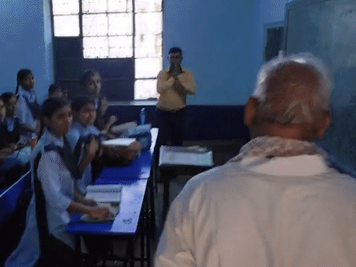 शिक्षामंत्री बोले- स्कूलों में मोबाइल फोन का इस्तेमाल बैन:  औचक निरीक्षण में राष्ट्रगान का अपमान करने वाले टीचर्स पर होगा एक्शन – Jaipur News