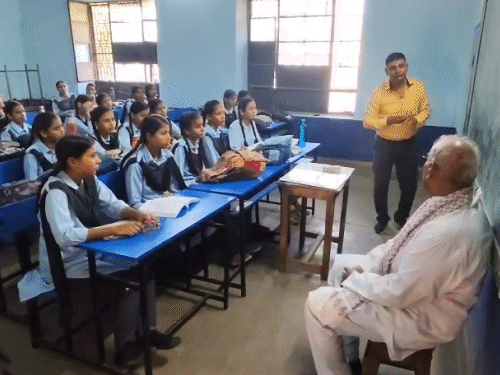 टीचर्स से सवाल पूछते शिक्षामंत्री मदन दिलावर।