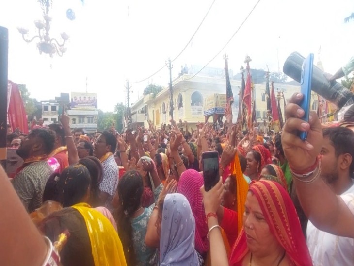 खाटूधाम जा रही पद यात्रा में आगे लोग नाचते हुए भी चल रहे थे।
