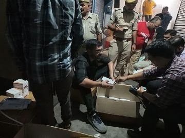 लखनऊ की दवा मंडी अमीनाबाद में सेंट्रल ब्यूरो ऑफ नारकोटिक्स की टीम ने छापेमारी की।