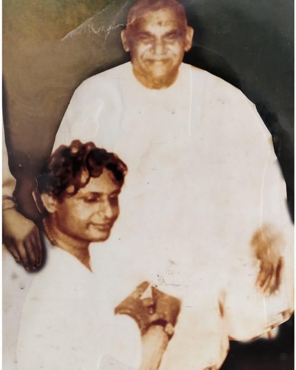 अनिल के दादा जी नामी एस्ट्रोलॉजर थे। (फोटो में अनिल के पिता और दादा)