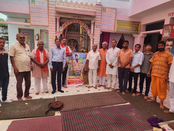 पाली के वीडी नगर में स्थित विश्वकर्मा जांगिड़ समाज के भवन में कार्यक्रम के दौरान मौजूद जांगिड़ समाज के लोग।
