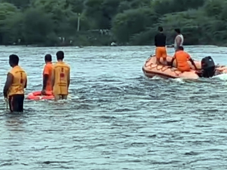 बनास नदी में तेज बहाव के कारण गोताखोरों का आगे जाना जोखिम से भरा था, इसके बाद एसडीआरएफ की टीम ने नाव का सहारा लिया।