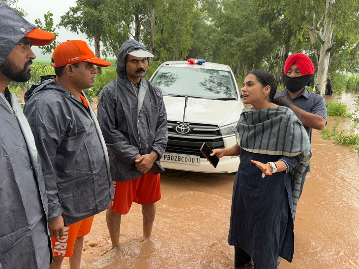 बुधवार को अमृतसर की डीसी साक्षी साहनी ने बाढ़ क्षेत्रों में जाकर जायजा लिया। इस दौरान वह एनडीआरएफ की टीम से बातचीत करती दिखीं।
