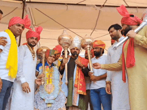 खिलाड़ी रचना परमार को सम्मानित करते बृजभूषण शरण सिंह साथ में मौजूद ओलंपियन मेडलिस्ट योगेश्वरदत्त।