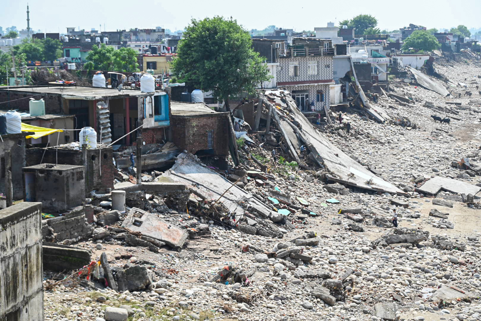 जम्मू में गुरुवार को तेज बारिश के बाद बाढ़ के हालात बन गए। जवान समेत सैकड़ों लोग फंस गए।