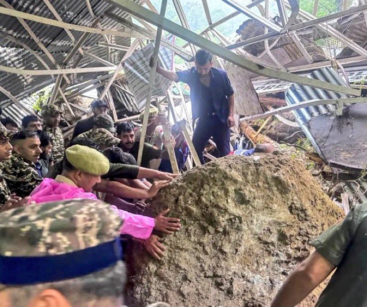 In the land slide held at Vaishno Devi, 3 people of Agra's family died.