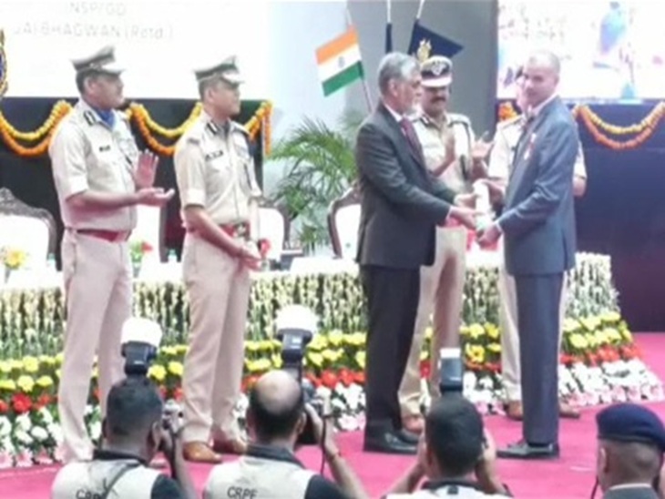 समारोह के दौरान सम्मान प्राप्त करते रिटायर्ड डीएसपी जयभगवान।