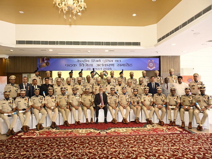 सम्मानित होने के बाद ग्रुप फोटो में नजर आ रहे जयभगवान।