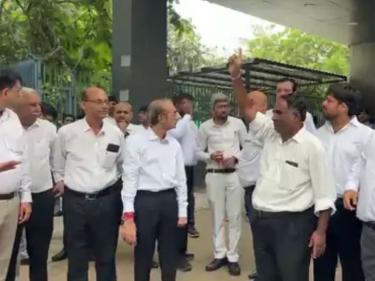 गुजरात हाईकोर्ट के बाहर विरोध प्रदर्शन करते हुए वकील।