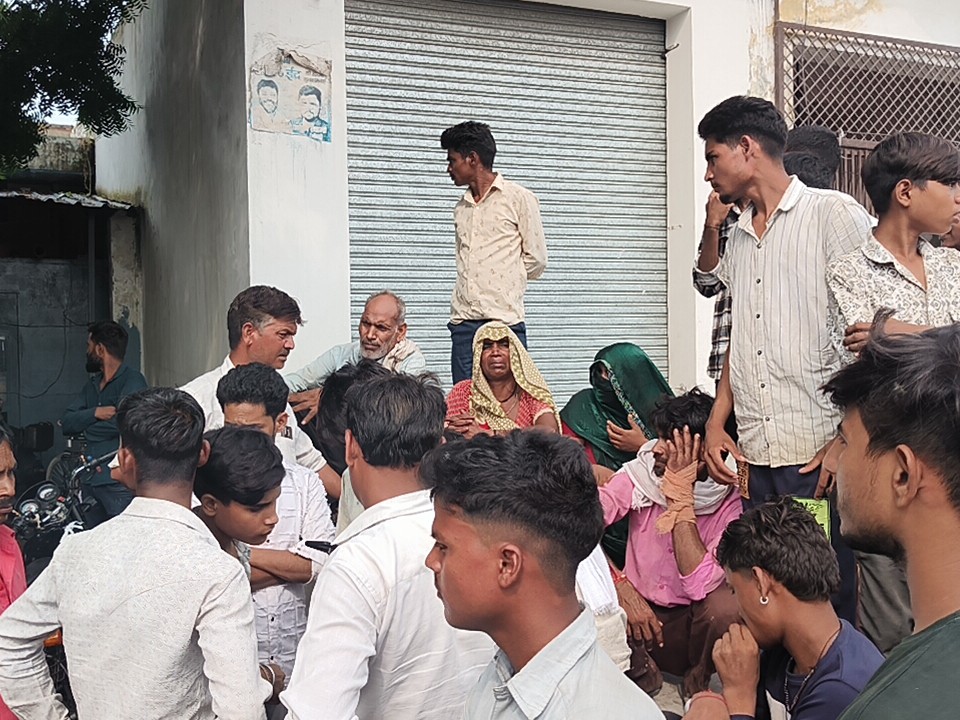 Newborn dies at illegal clinic in Amroha | अमरोहा में अवैध क्लीनिक पर नवजात  की मौत: परिजनों का हंगामा, स्वास्थ्य विभाग ने क्लीनिक किया सील - Hasanpur ( Amroha) News | Dainik ...