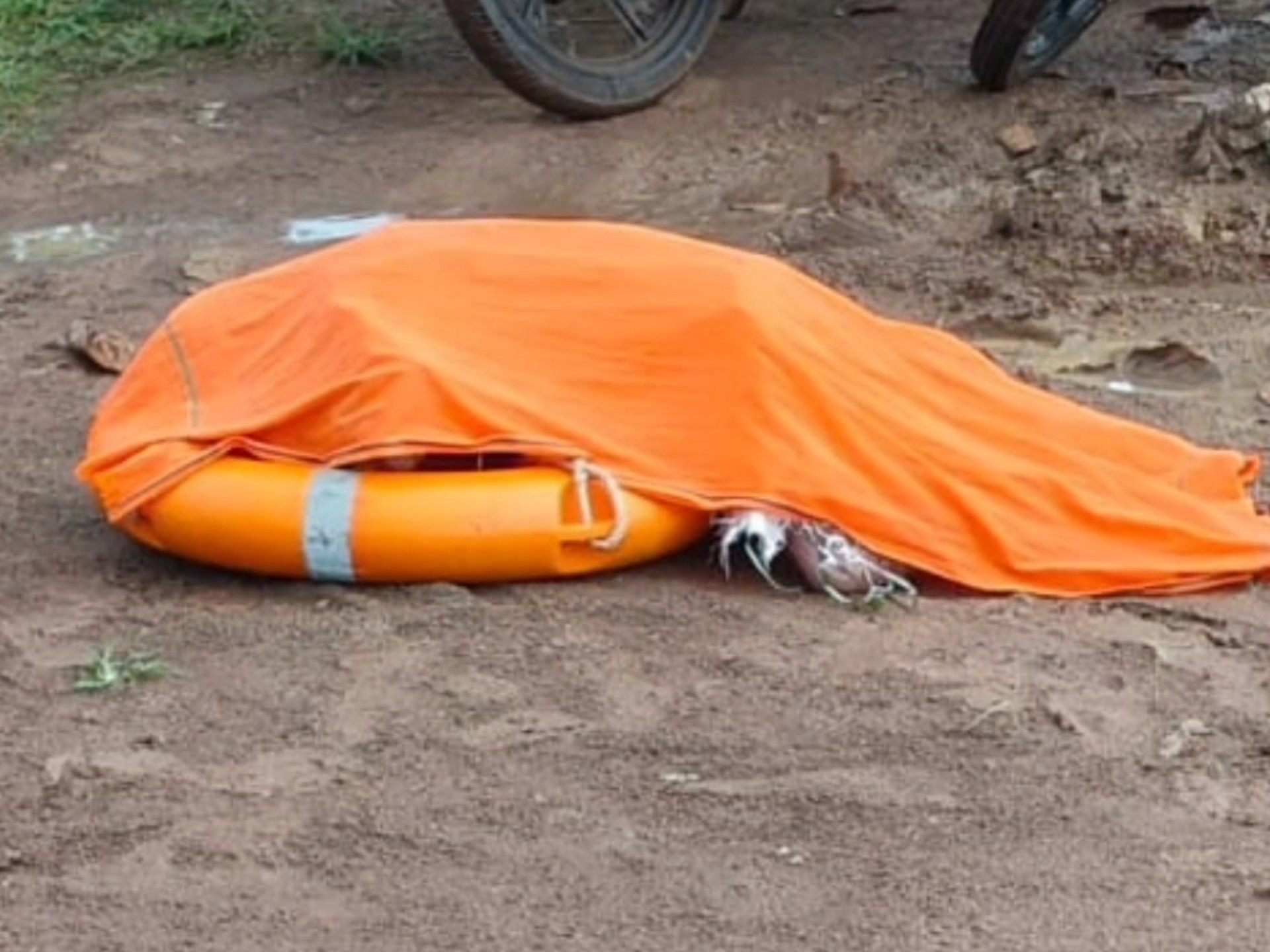 पुलिस ने शव को पोस्टमॉर्टम के लिए अस्पताल भिजवा दिया है।