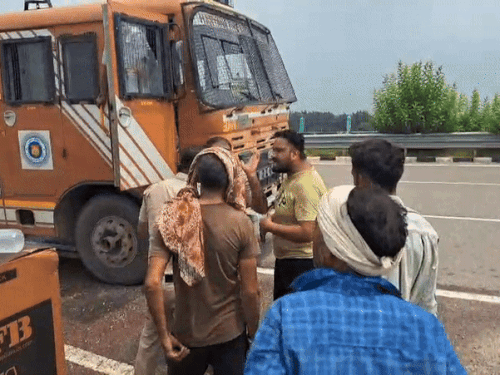 फायर ब्रिगेड टीम और ड्राइवर बहस करते हुए।