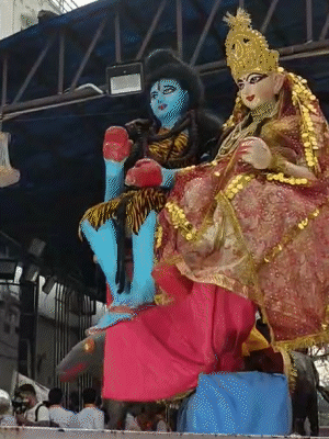 शोभायात्रा में शिव-पार्वती के प्रसंग की झांकी निकाली गई।