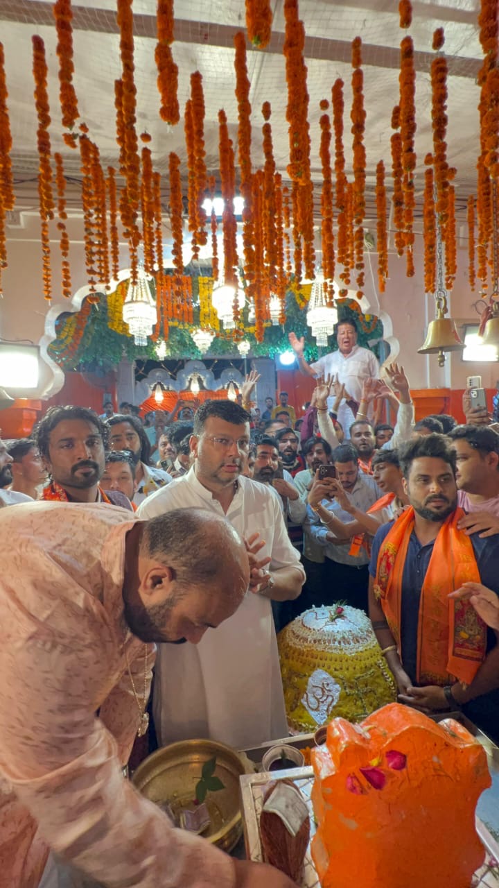 पूर्व नगर अध्यक्ष गौरव रणदिवे ने भगवान गणेश की महाआरती की।