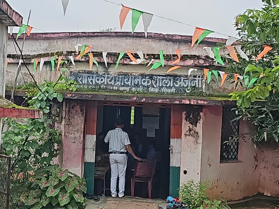 The teacher sentenced the student at the primary school Arjuni. Its video also surfaced.