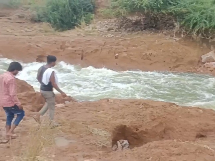 स्थानीय गोताखोर और ग्रामीण भी युवक की तलाश में जुटे।