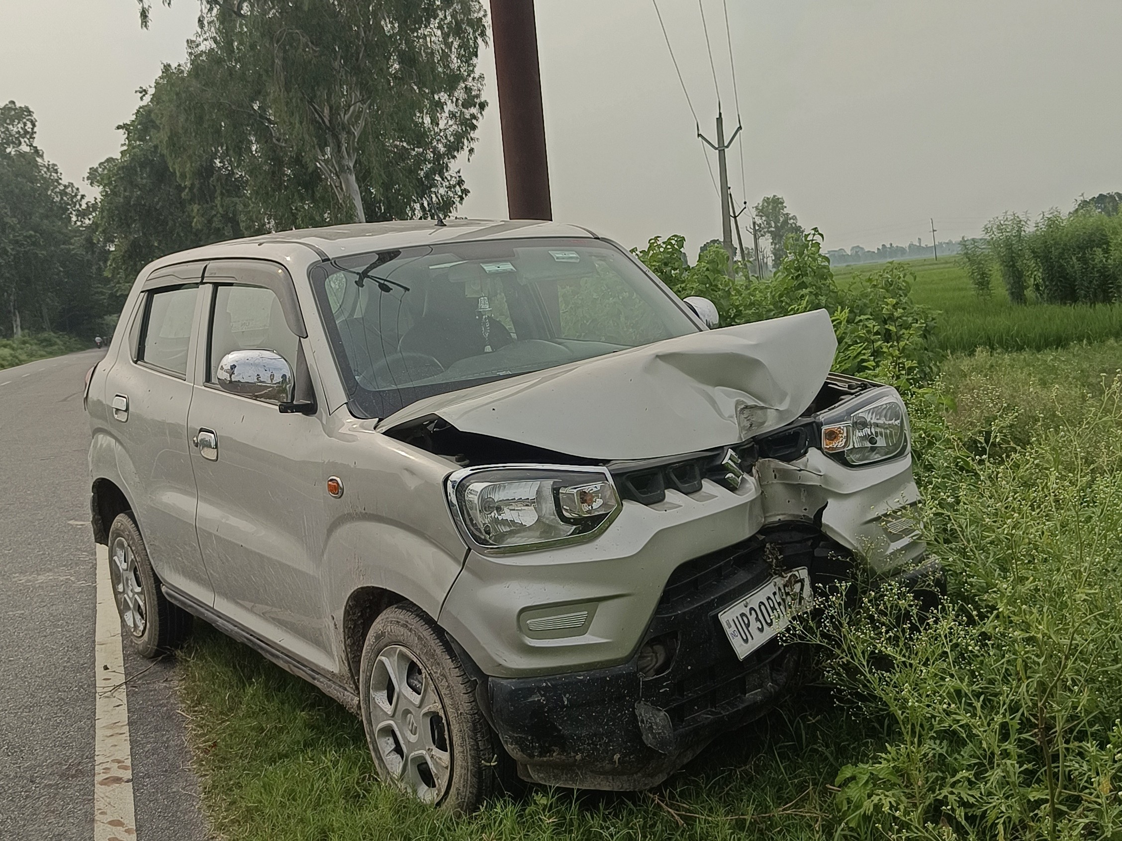Car collided with electric pole in Bhitari