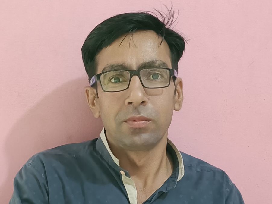 सुनील कुमार बुधवार रात को होटल सुखसागर से अपने गांव शाहपुर जा रहा था। इस दौरान अज्ञात वाहन ने उसकी बाइक को टक्कर मार दी।