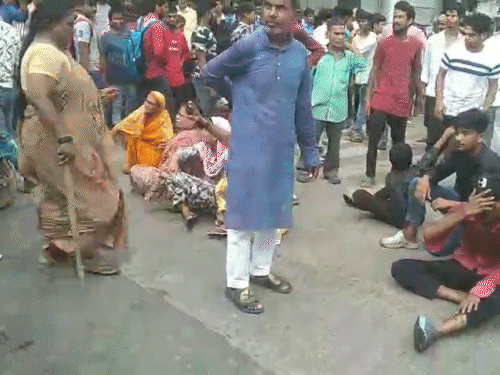 छात्रा की मौत के विरोध में परिजनों ने सड़क जाम कर प्रदर्शन किया।