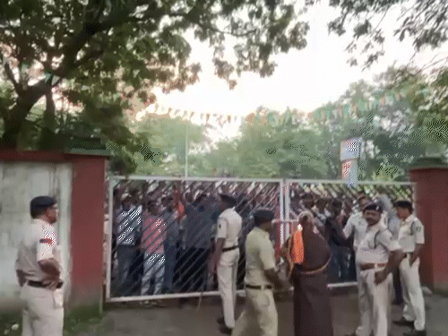 गौ रक्षकों ने थाने का भी घेराव कर दिया।