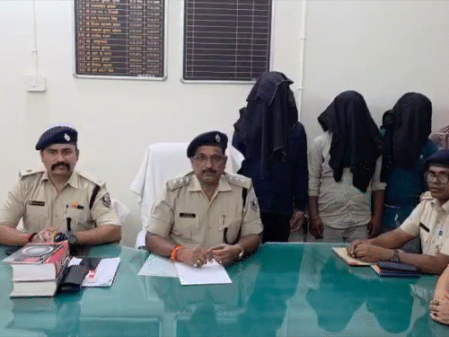 महिला पुलिस कर्मी दूल्हे की बहन बनकर मंडप में पहुंची और फर्जी दुल्हनों को गिरफ्तार किया था।