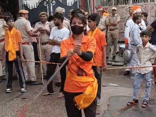 शोभायात्रा में छोटे बच्चे ने भी अपने करतबों का प्रदर्शन किया।