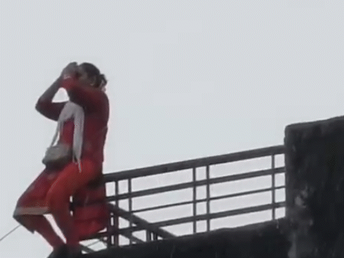 This video of the social worker jumping from the building is going viral on social media. - Dainik Bhaskar